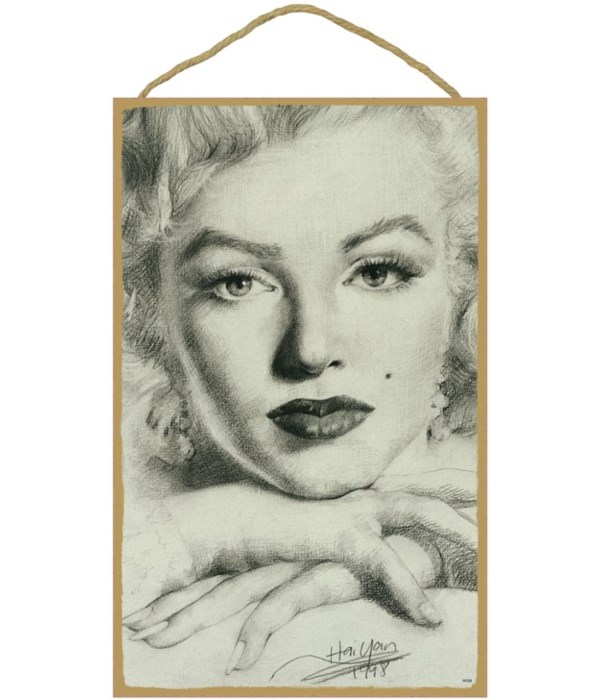 Marilyn Monroe (close up, resting chin o